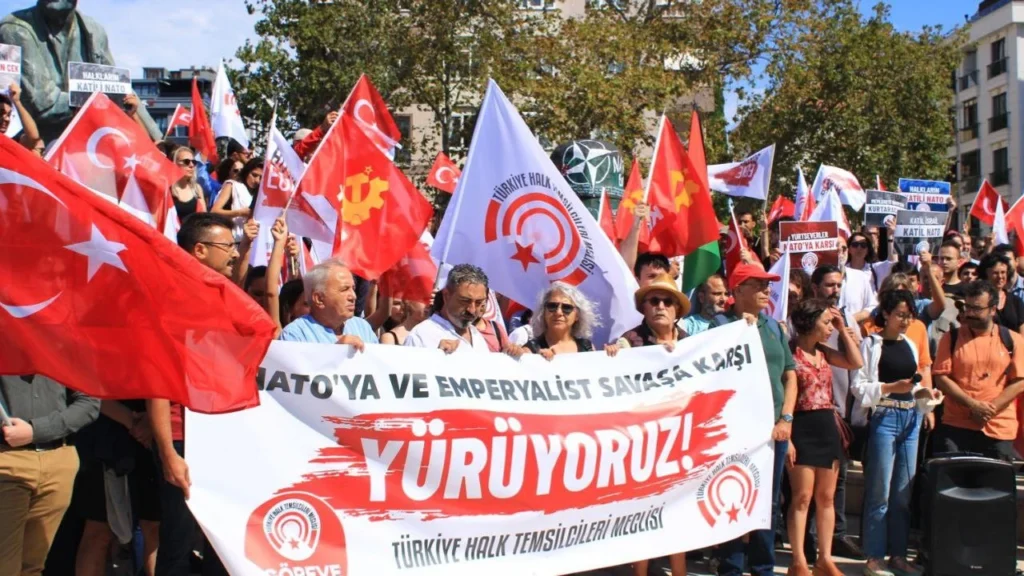 Türkiye Cumhuriyeti'nin kuruluşuyla birlikte ortaya çıkan ve ülkenin toplumsal, siyasal ve kültürel yapısını derinden etkileyen Kemalizm, şüphesiz ki tarihimizin en tartışmalı ve çok katmanlı ideolojilerinden biridir. Siyasette her kavramın bir niyeti ve yönelimi ima ettiği bilinciyle, bu çalışma, Kemalizm'i kendi içindeki farklı görünümleri ve somut tutumları üzerinden tarihsel ve güncel iki ana başlıkta tasnif etmeyi hedeflemektedir. Bu tartışmaların odağında, Kemalizm'in burjuva devrimi niteliği, anti-emperyalist karakteri ve aydınlanmacı hamlesi yer alırken, aynı zamanda sınıfsal çelişkileri ve işçi sınıfı hareketine karşı aldığı tutum da sürekli olarak tarihselci bir perspektiften incelenmeyi gerektirmektedir.
