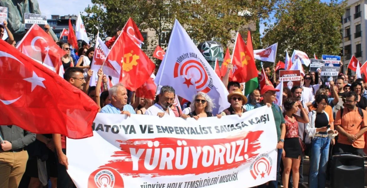Türkiye Cumhuriyeti'nin kuruluşuyla birlikte ortaya çıkan ve ülkenin toplumsal, siyasal ve kültürel yapısını derinden etkileyen Kemalizm, şüphesiz ki tarihimizin en tartışmalı ve çok katmanlı ideolojilerinden biridir. Siyasette her kavramın bir niyeti ve yönelimi ima ettiği bilinciyle, bu çalışma, Kemalizm'i kendi içindeki farklı görünümleri ve somut tutumları üzerinden tarihsel ve güncel iki ana başlıkta tasnif etmeyi hedeflemektedir. Bu tartışmaların odağında, Kemalizm'in burjuva devrimi niteliği, anti-emperyalist karakteri ve aydınlanmacı hamlesi yer alırken, aynı zamanda sınıfsal çelişkileri ve işçi sınıfı hareketine karşı aldığı tutum da sürekli olarak tarihselci bir perspektiften incelenmeyi gerektirmektedir.