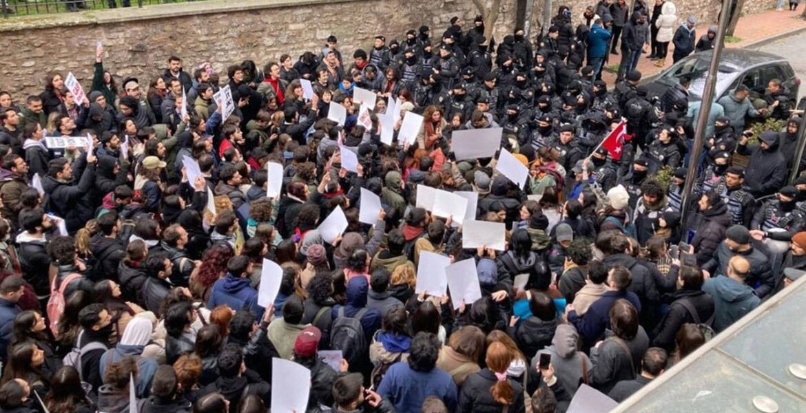 Türkiye ya köklü bir değişimle "haklı" bir düzene kavuşacak ya da bu haksız düzen, ülkeyi bir varoluş kriziyle karşı karşıya bırakacak. İşte o zaman, bu vatanın gerçek sahipleri, bir daha sömürücülere boyun eğmemek üzere gerçek bir "yurt savaşı" verecek.