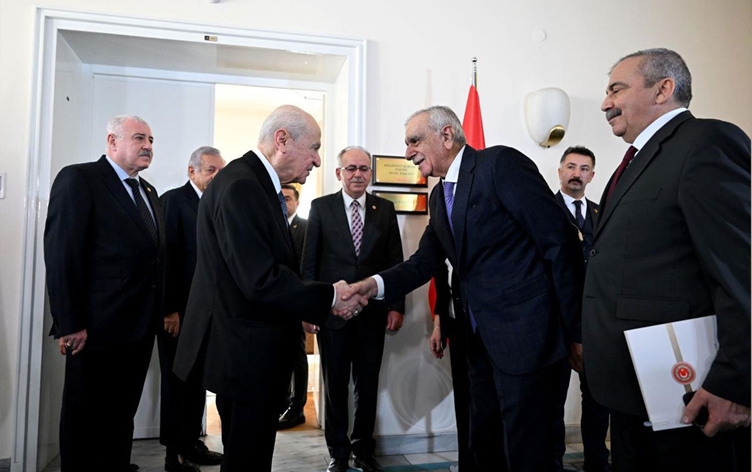 Eğer hem Türk hem de Kürt işçi sınıfları, ulusal kimliklerin ve burjuva siyasetinin ötesinde sınıf bilinciyle birleşmiş ve proleter devrim hedefiyle hareket etmiş olsalardı, milliyetçi ayrışmaların bu kadar derinleşmesinin ve burjuva milliyetçiliğinin bu tür pragmatik ittifaklara dönüşmesinin zemini olmazdı. Gerçek kurtuluş, ne bir "büyük" ulusun emperyalist yayılmacılığında ne de ezilen bir ulusun kendi burjuva iktidarını kurmasında yatar. Aksine, proletaryanın enternasyonalist birliği ve kapitalist sistemi topyekûn ortadan kaldıran bir devrim ile mümkündür. Bu bağlamda, MHP ve PKK gibi görünüşte zıt kutupların, devletin ve burjuva düzenin devamlılığı adına bir noktada buluşması, milliyetçiliğin proleteryanın gerçek düşmanı olduğu ve onu böldüğü Marksist tezinin acı bir kanıtıdır.